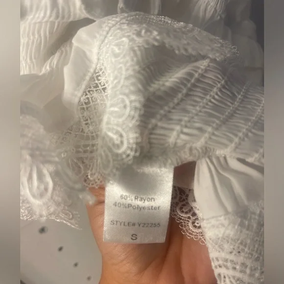 Cute white ruffle top - Picture 6 of 6